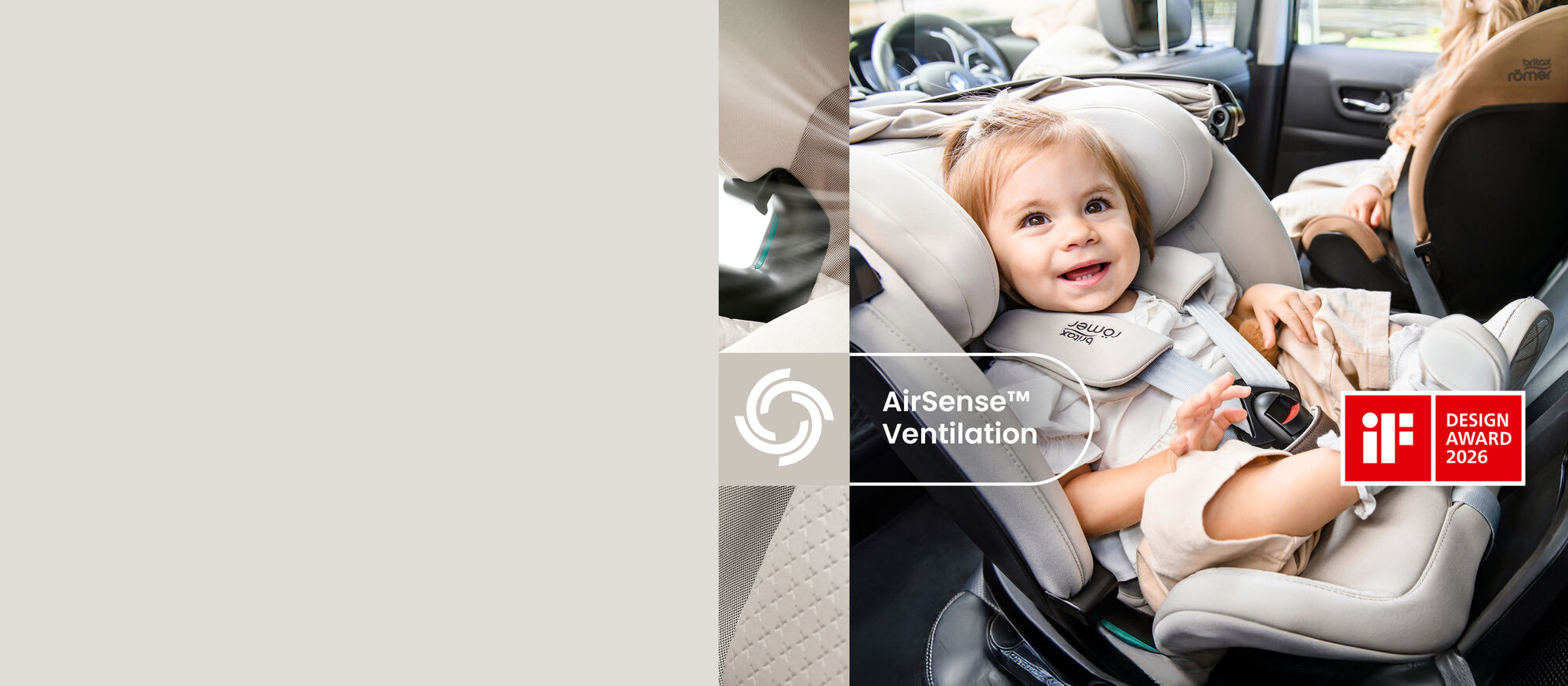 Małe dziecko przypięte w foteliku samochodowym Britax R&ouml;mer SWIVEL-GROW MAX AIR w pojeździe, z detalami wentylacji AirSense&trade; i oznaczeniem iF Design Award 2026.