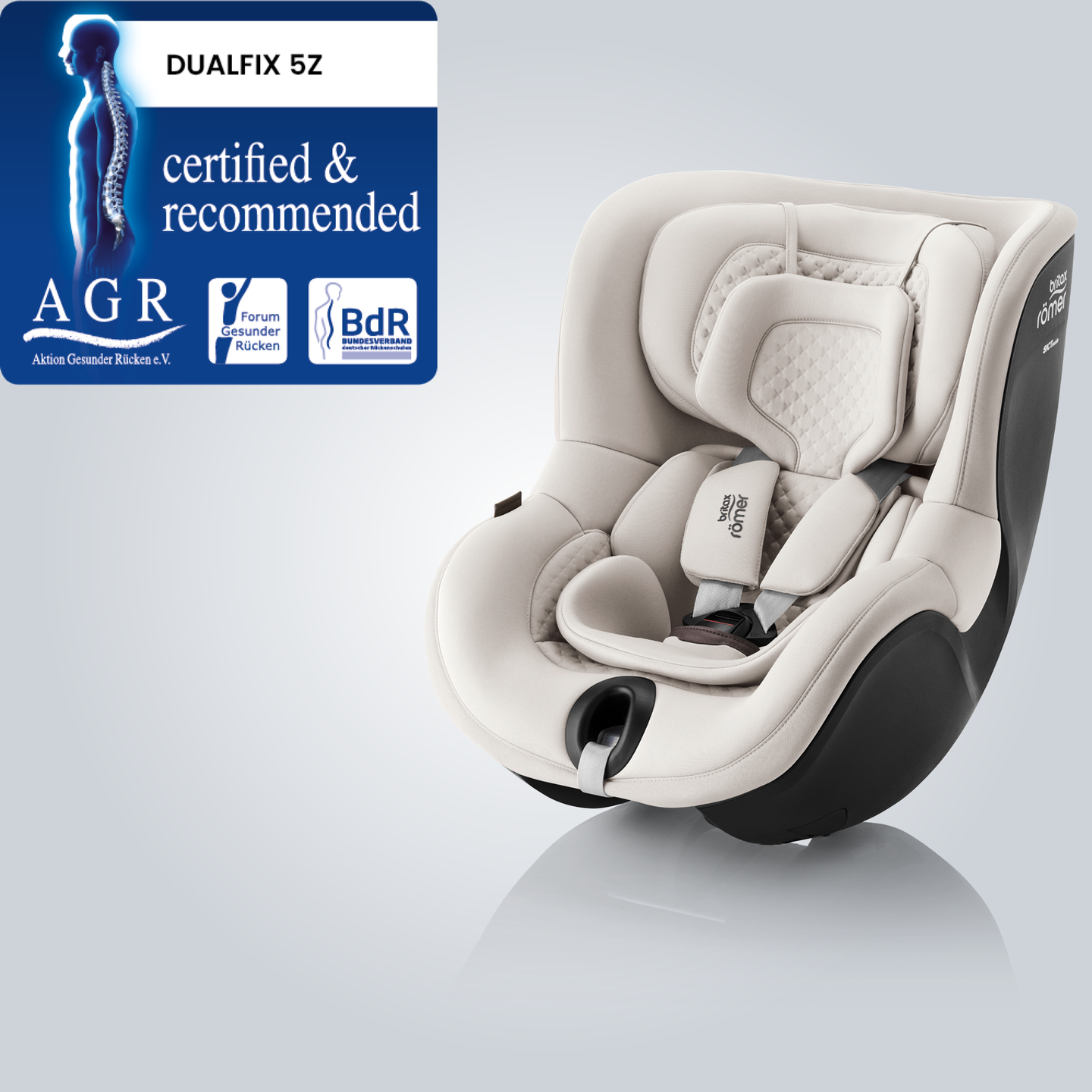 DUALFIX 5Z, obrotowe o 360&deg; fotelik samochodowy dla malucha, pokazany w pozycji przodem do kierunku jazdy z odznaką &bdquo;Tested & Recommended&rdquo; od Aktion Gesunder R&uuml;cken e.V.