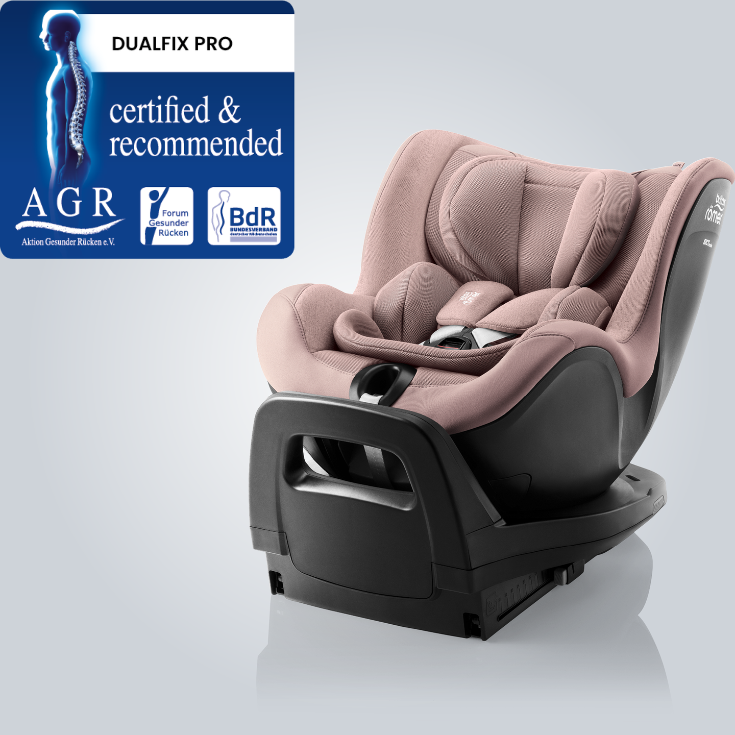 DUALFIX PRO w kolorze Dusty Rose, obrotowy o 360&deg; fotelik samochodowy dla niemowląt z głębokimi bocznymi skrzydłami i zintegrowaną bazą, pokazany w lekko skośnym widoku z przodu z odznaką &bdquo;Tested & Recommended&rdquo; od Aktion Gesunder R&uuml;cken e.V.